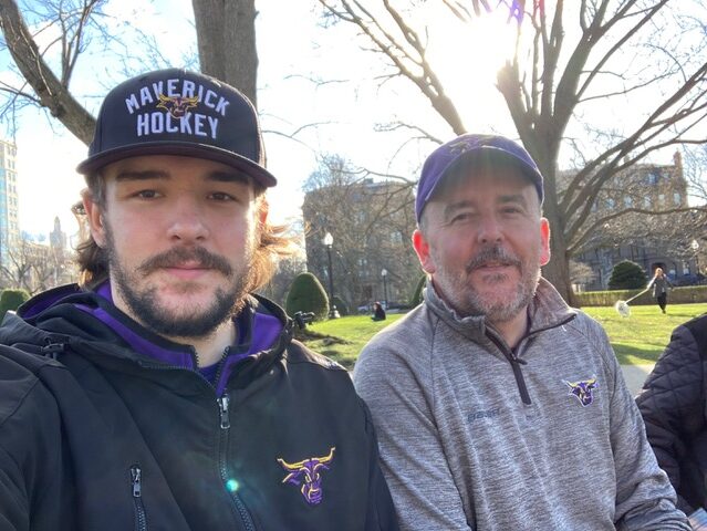 Otec a syn Pavlovi při Turnaji Frozen Four 2022 v Bostonu